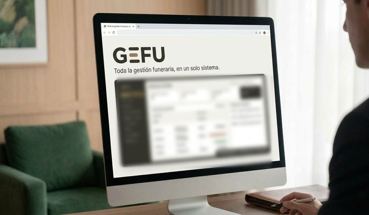 Persona trabajando con GEFU en una computadora